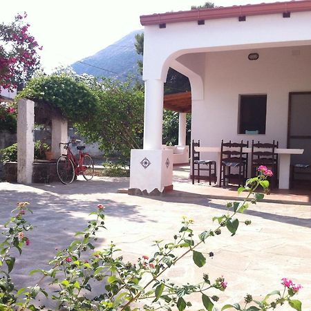 Villa By The Vulcano - 70Mq Plus Large Garden And Patio Eksteriør billede